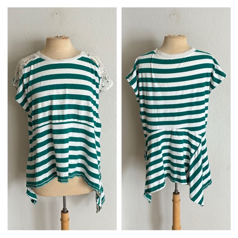 ❤️$10 Little Yellow Button tee